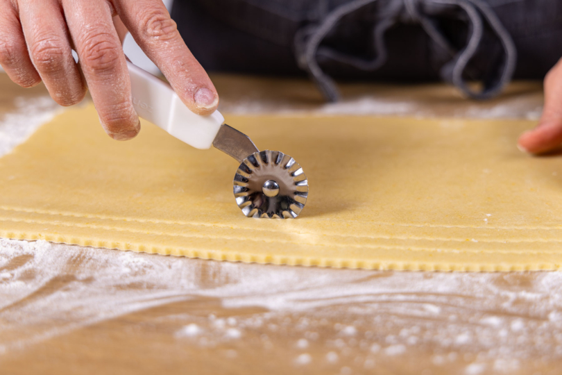 Teig in Streifen schneiden