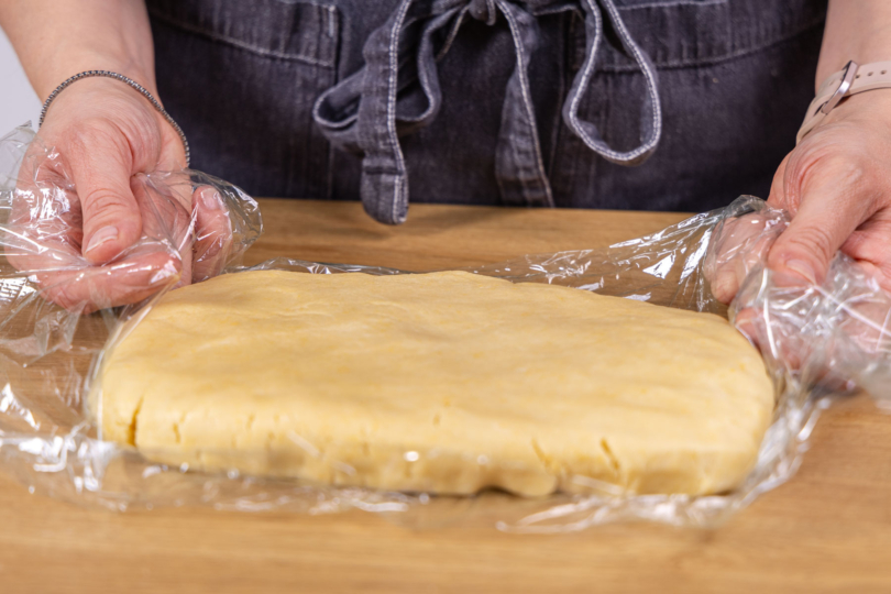 Mürbeteig in Frischhaltefolie wickeln und in den Kühlschrank geben