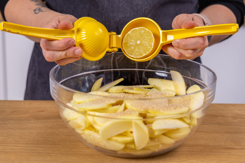 Zitrone mit einer Zitruspresse auspressen