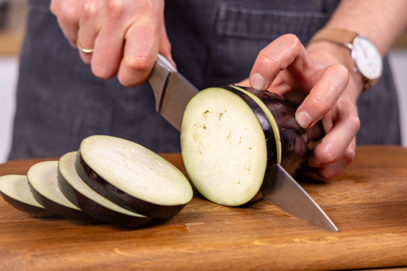 Aubergine schneiden