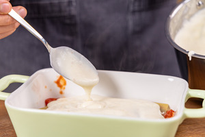 Bechamelsauce verteilen