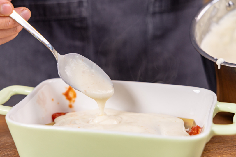 Bechamelsauce verteilen