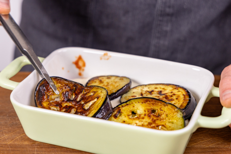 gebratene Aubergine verteilen