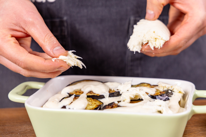 mit Mozzarella belegen