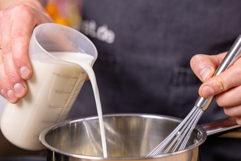 Milch dazu gießen