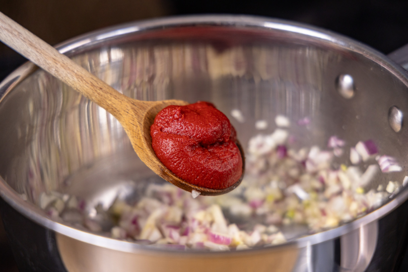 Tomatenmark dazugeben