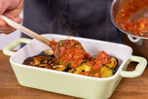 Tomatensoße verteilen