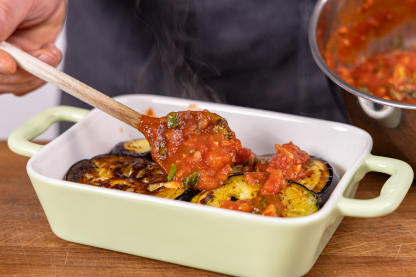 Tomatensoße verteilen