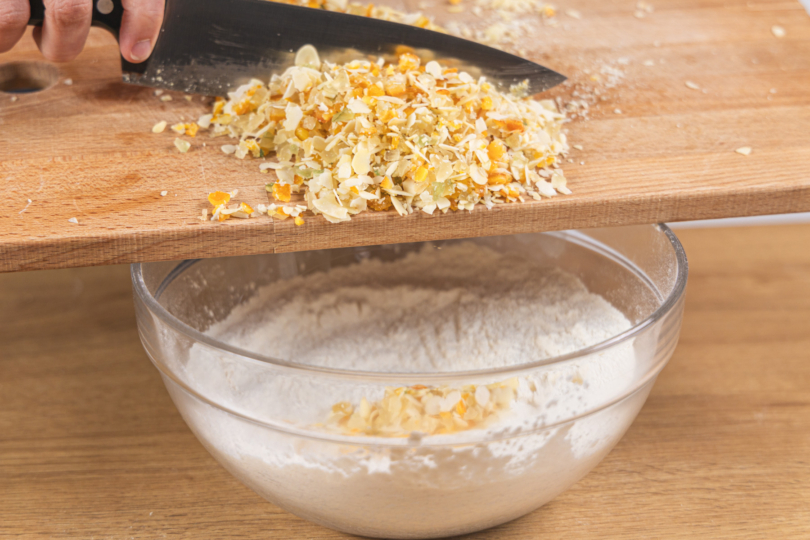 Orangeat und Zitronat dazugeben