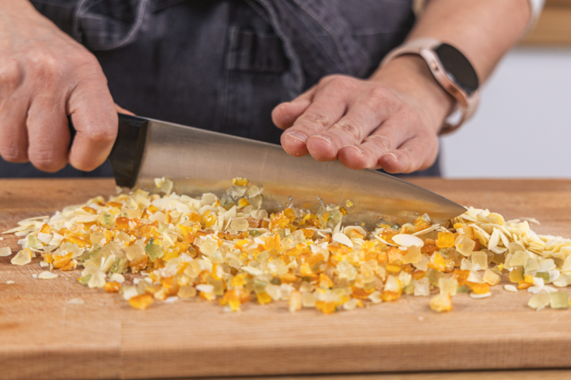 Orangeat und Zitronat hacken