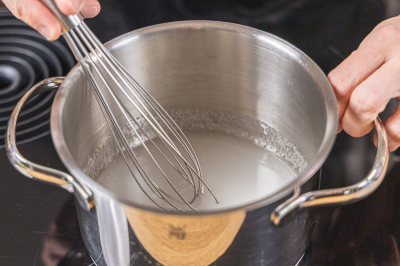 Wasser und Zucker auflösen