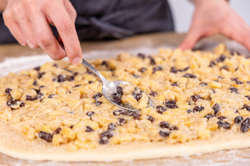 Apfelmasse verteilen