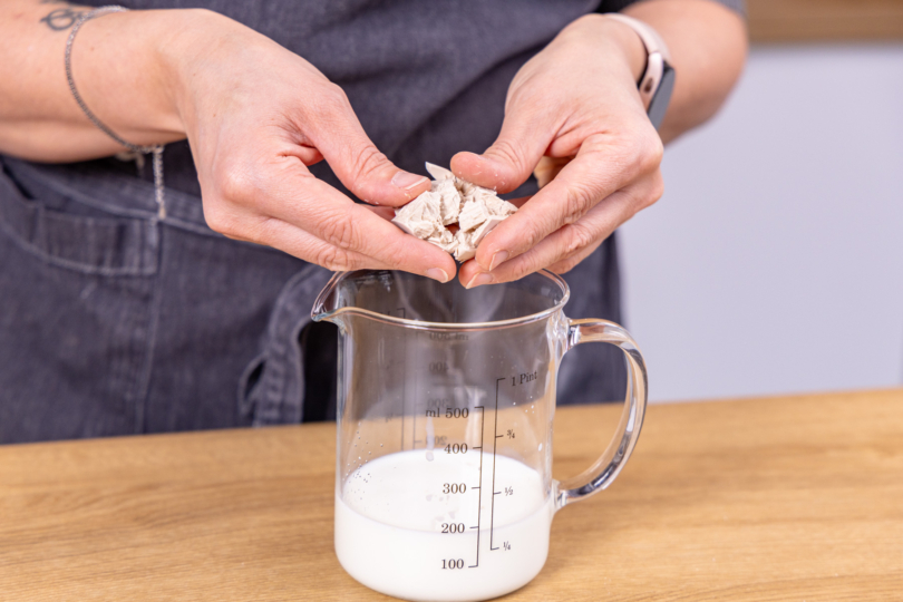 Hefe zur Milch geben