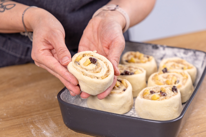 Bratapfel-Zimtschnecken in Auflaufform legen