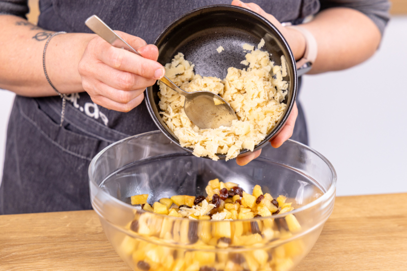 Geriebenen Marzipan dazugeben