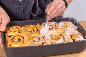 mit Frosting bestreichen