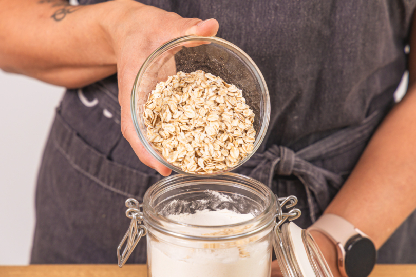 Haferflocken ins Glas füllen