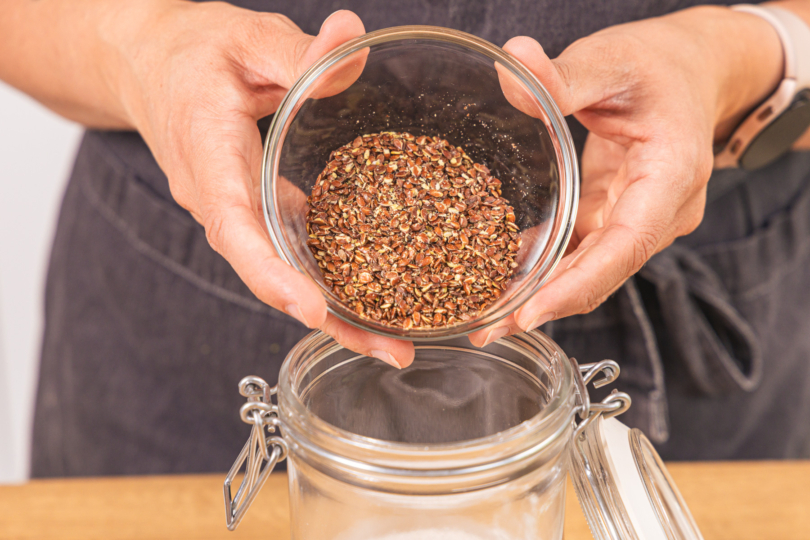 Leinsamen ins Glas geben