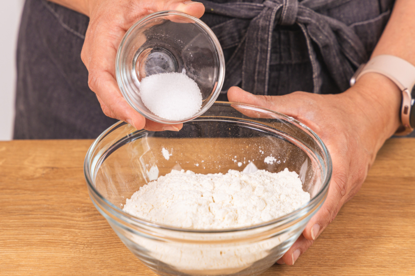 Salz und Mehl mischen