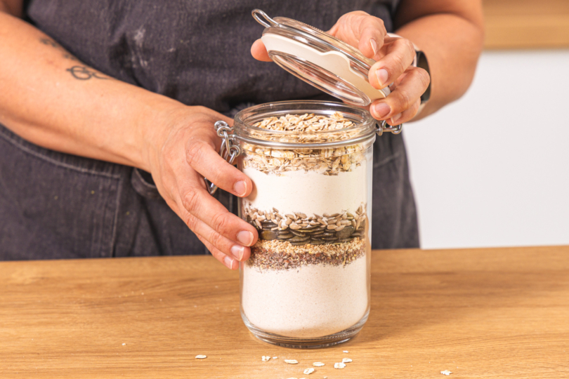Brotbackmischung im Glas verschließen