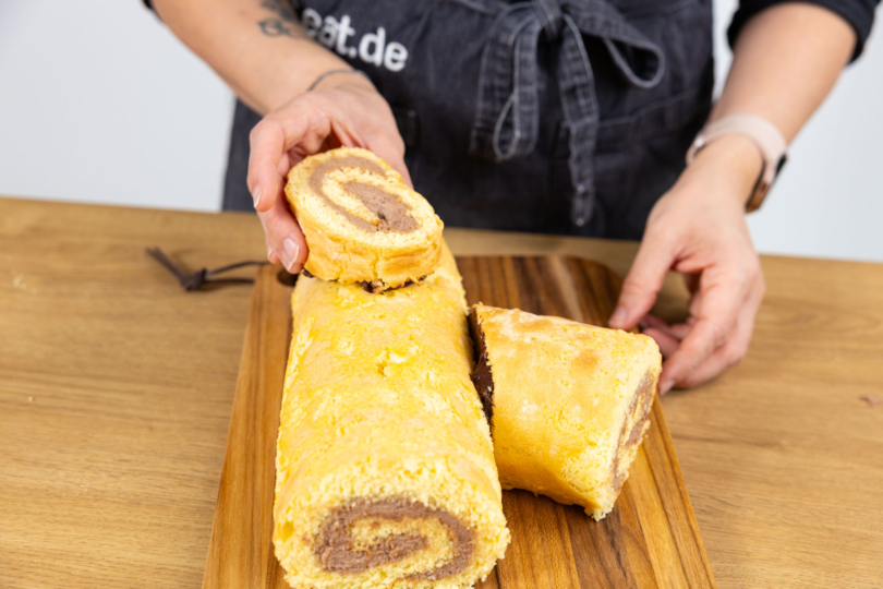 Die Biskuitstücke aneinander befestigen.