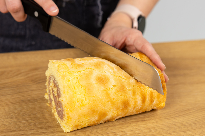 Biskuitrolle in passende Stücke schneiden.