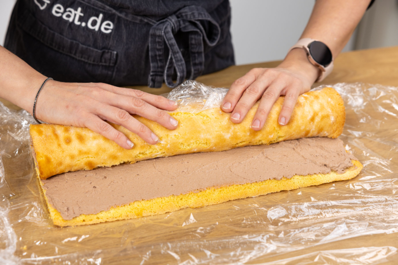 Biskuitrolle aufrollen.