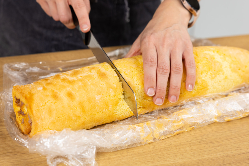 Biskuitrolle schneiden.