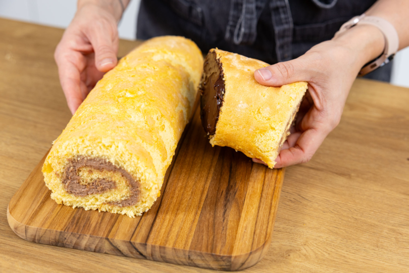 Biskuitrolle in Astform bringen.