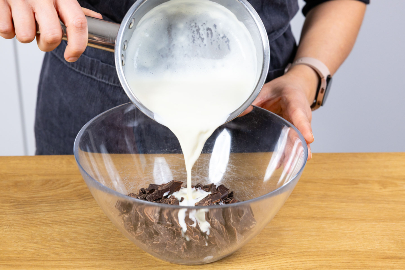 Sahne zu der Schokolade geben.
