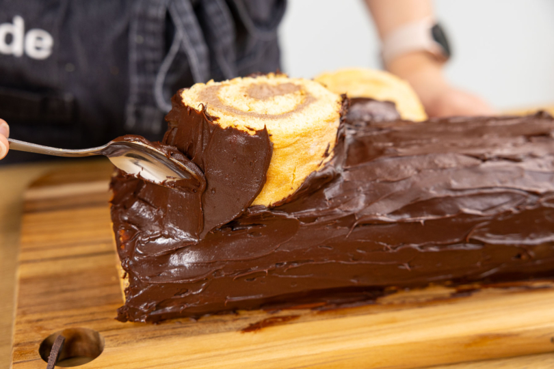 Bûche de Noël mit Schokoganache verzieren
