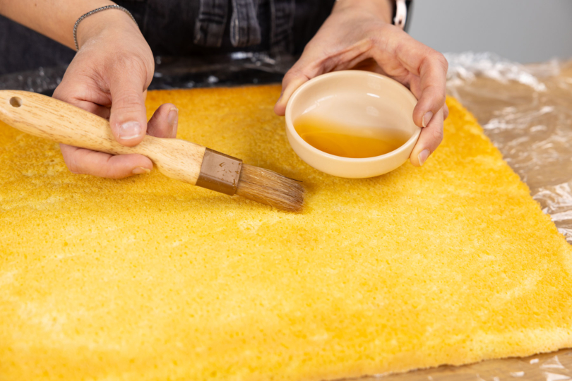 Teig mit Rum beträufeln.