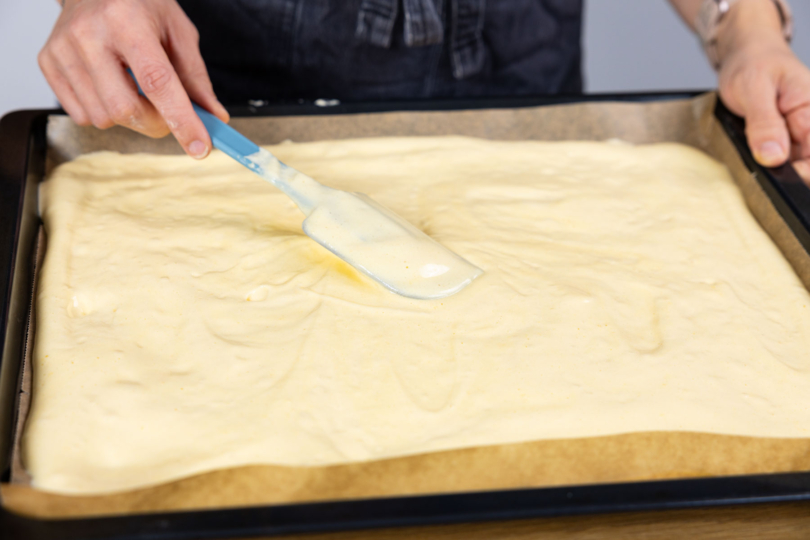 Biskuitteig auf Backblech verstreichen.