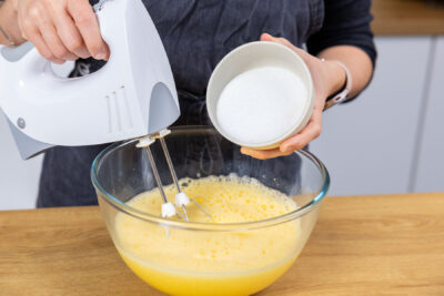 Zucker zu Teig geben und verrürhren.