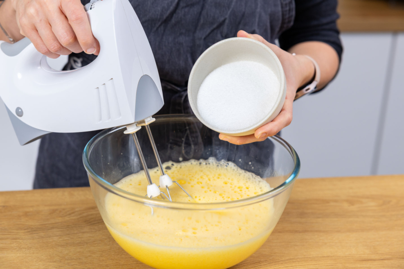 Zucker zu Teig geben und verrürhren.