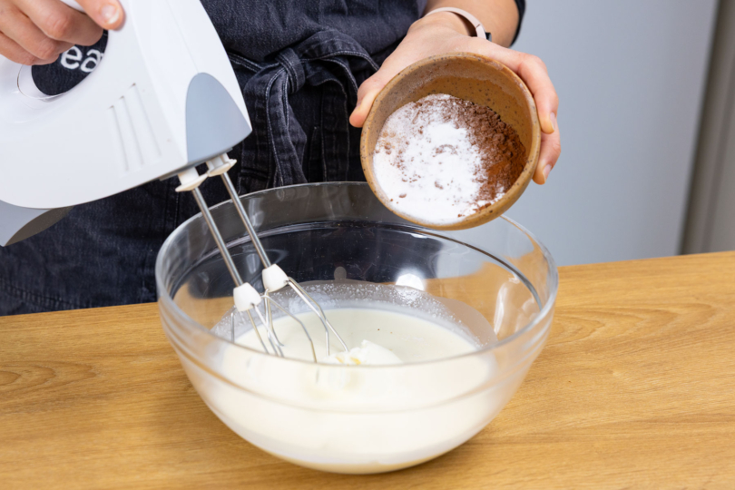 Zucker und Zimt zur Füllung geben.