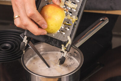 Apfel raspeln