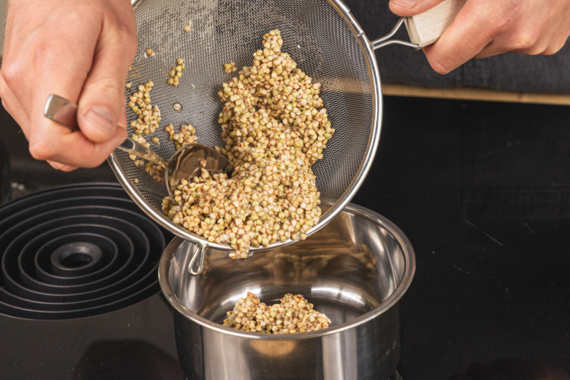 Buchweizen in den Topf geben