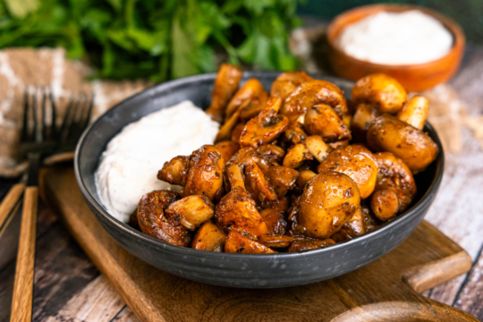 Champignonpfanne mit Knoblauchdip