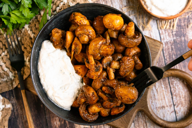 Champignonpfanne mit Knoblauchdip