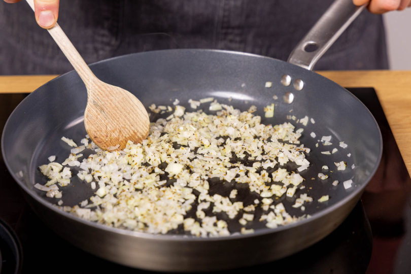 Zwiebelwürfel anbraten