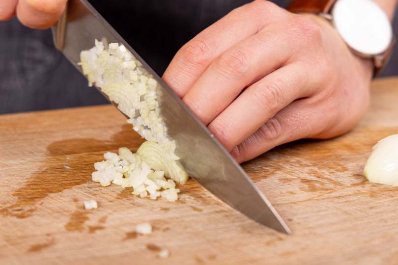 Zwiebel schälen und in feine Würfel schneiden