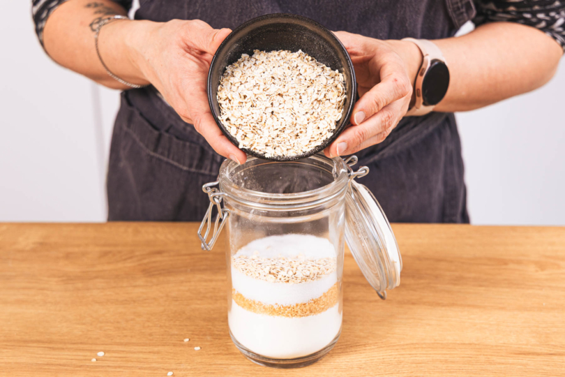 Haferflocken einfüllen