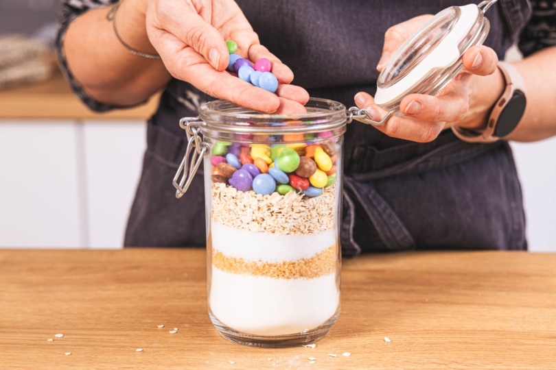 Schokolinsen ins Glas der Backmischung geben
