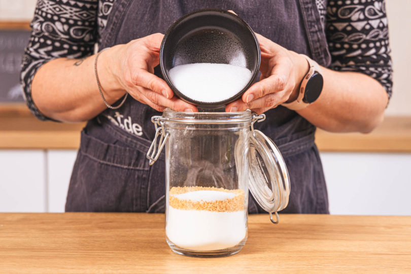 Zucker zur Backmischung füllen