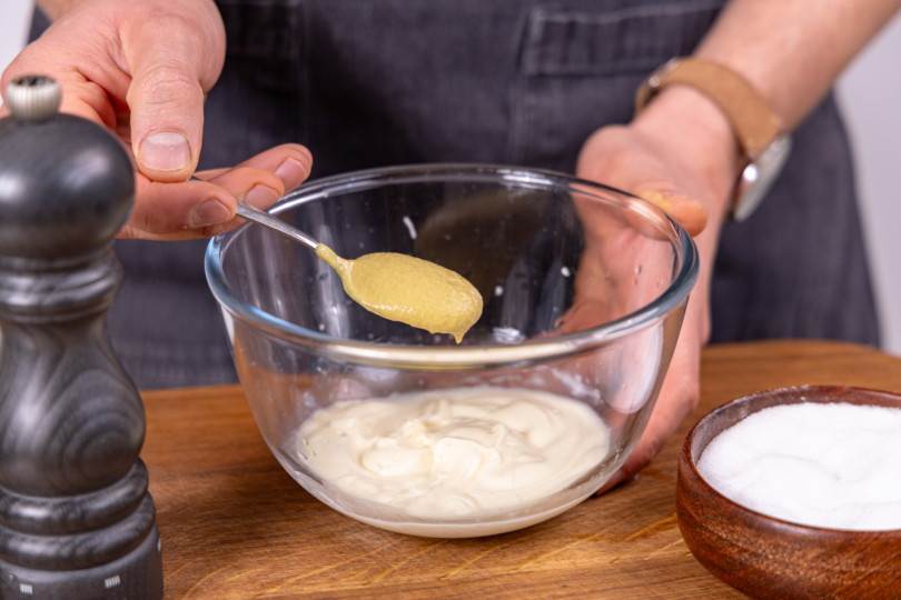 Senf zur Mayonnaise geben