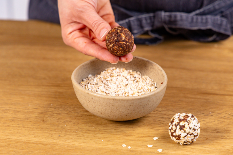 Energy Balls in Haferflocken wälzen