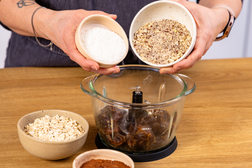 Zutaten f+r Energy Balls Rezept mit Haferflocken in einen Multizerkleinerer geben