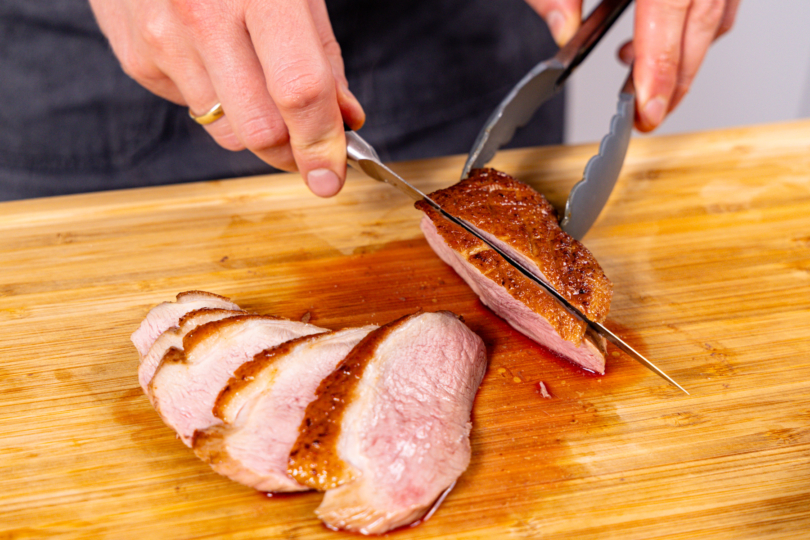 gebratene Barbarie-Entenbrust aufschneiden