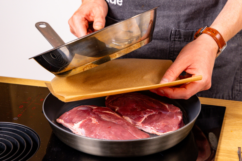 Entenbrust mit zweiter Pfanne beschweren